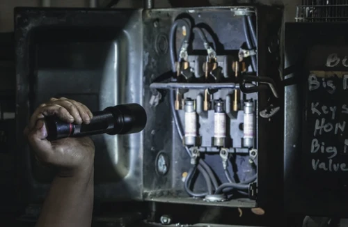 Head Torches & Lighting Coast HP7 Flashlight - Image 3